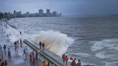 High Tide in Mumbai: ऊँची लहरें और भारी बारिश का अलर्ट जाने पूरी खबर