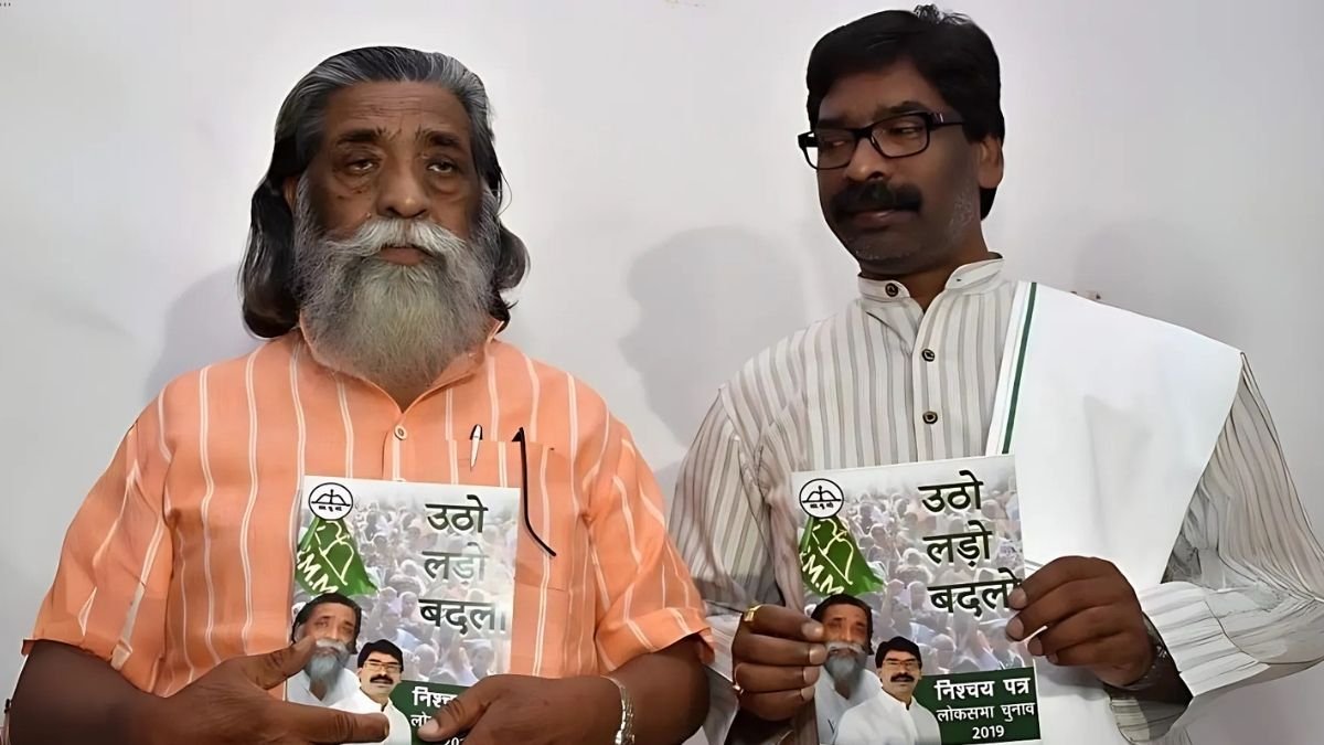 CM Hemant Soren and Shibu Shoren holding JMM manifesto for the elections.